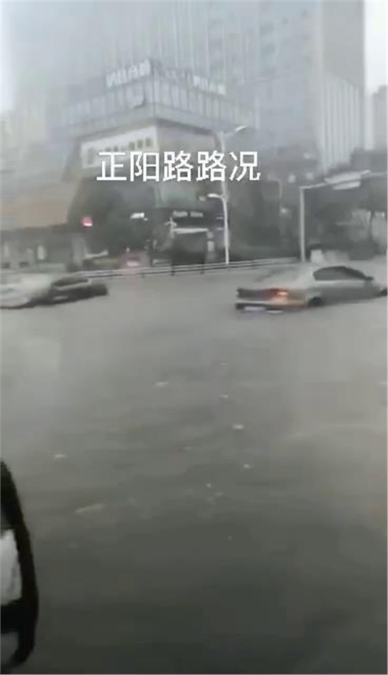臺風(fēng)巴威造成青島城市內(nèi)澇，機(jī)動(dòng)車熄火